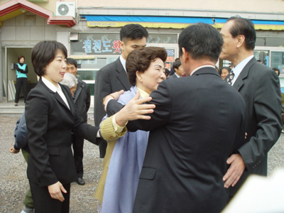 손명순 여사는 거제 주민들과 만나면서 일일이 포옹을 해주는 등 친밀감을 보였다. 